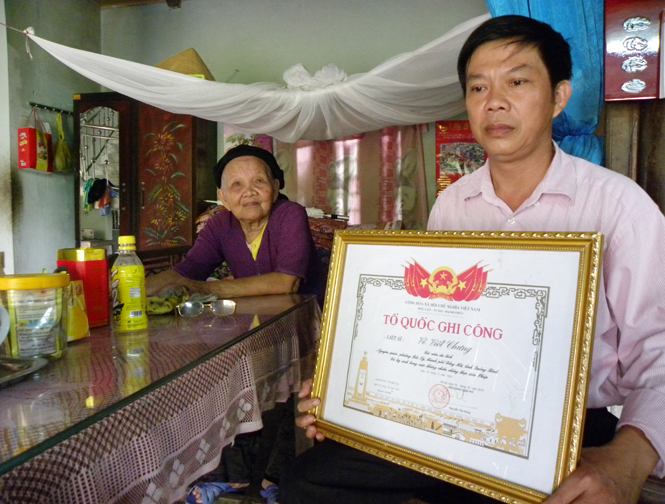 Anh Võ Văn Luân với tấm bằng “Tổ quốc ghi công” của chú mình.